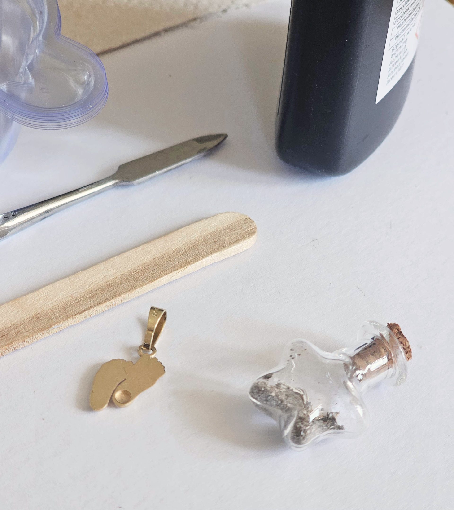gouden bedel met as kamer overleden kind gedenksieraad gepersonaliseerd met voetjes